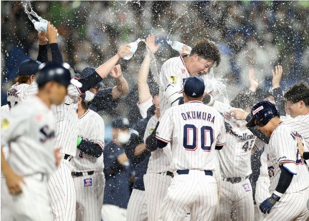 村上14号で祝福撮影・佐藤翔太
