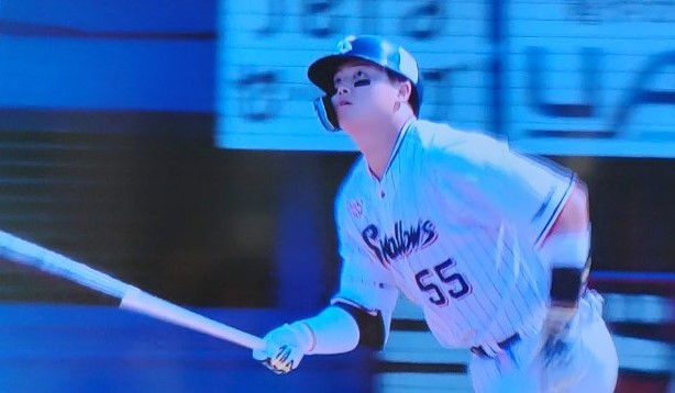 21号特大飛球を見守り走る村上