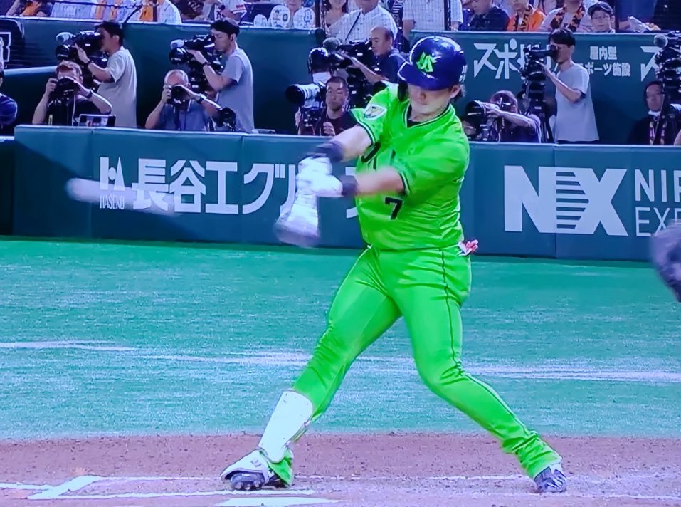 先頭安打の長岡秀樹選手
