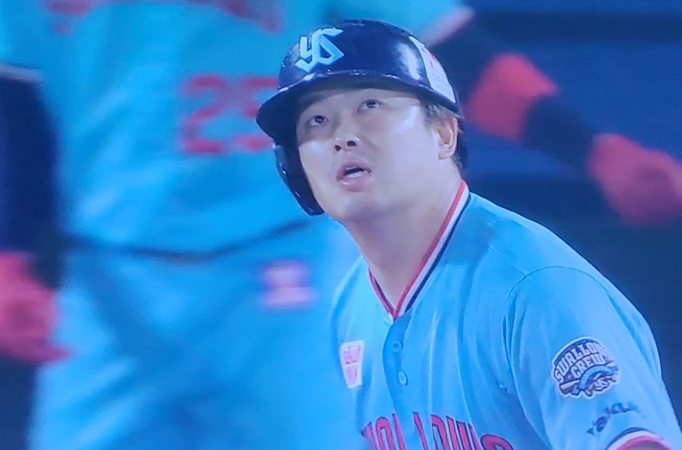 打球を見上げる村上選手
