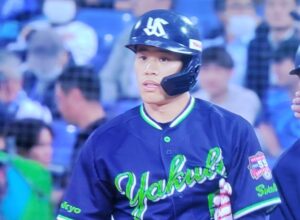 センター安打出塁の塩見泰隆選手